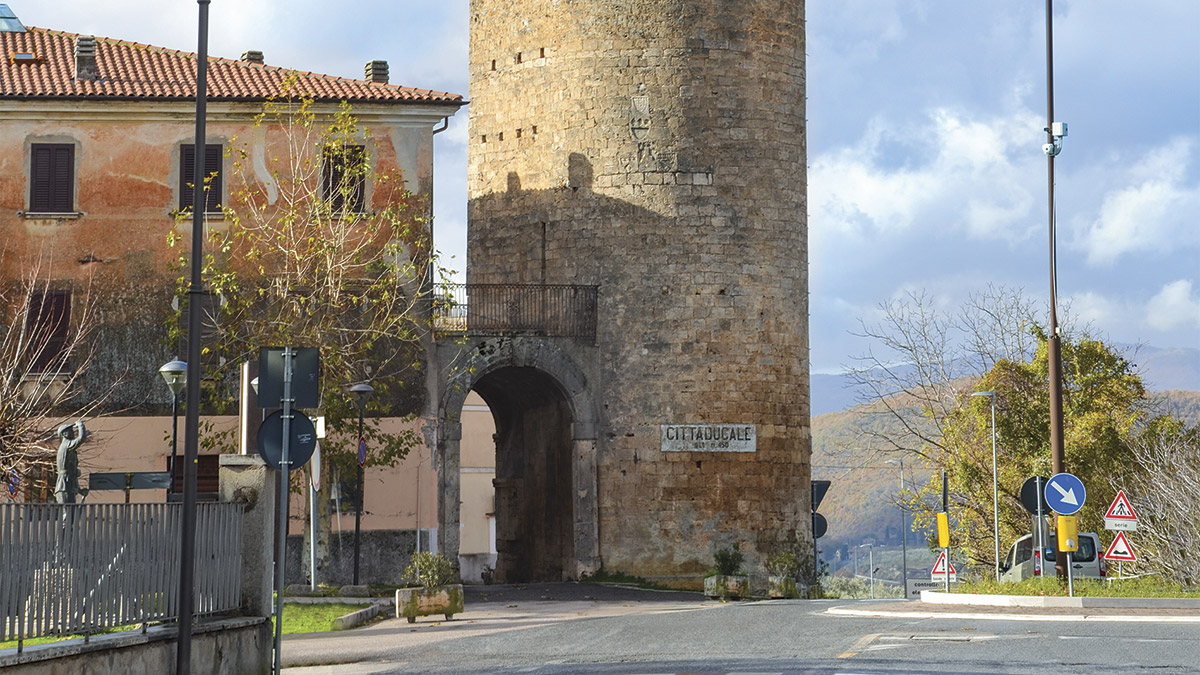 Torre Angioina e Porta Napoli