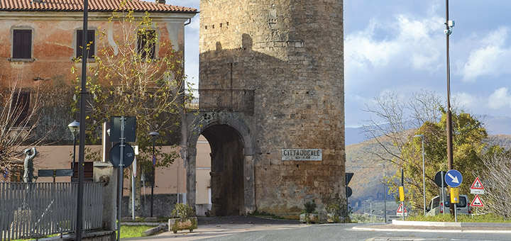 Torre Angioina e Porta Napoli